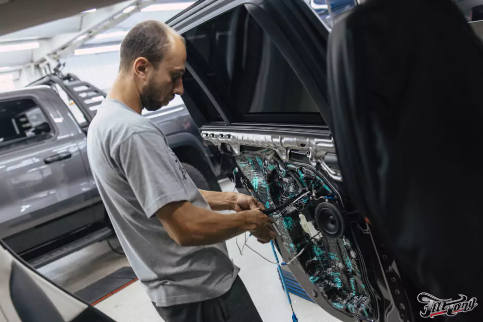 Заменили на BMW X7 Bowers & Wilkins: выполнили комплексную шумоизоляцию салона и построили новую акустическую систему!